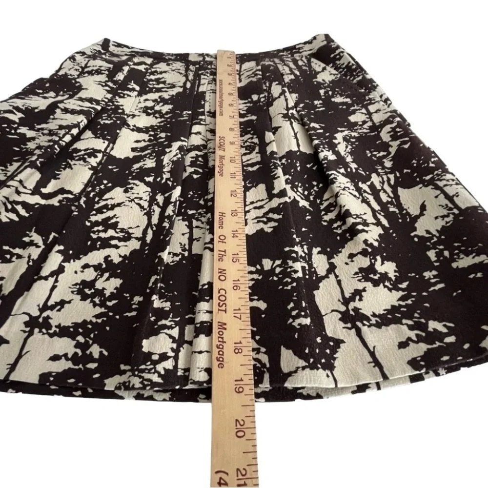 Tory Burch Skirt Size 6 A-Line @ Knee Brown & Cream Art 100% Silk Lining Pleated